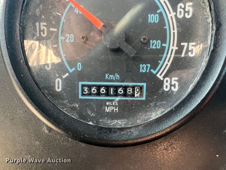 image for item JM9238 1993 International 9400  semi truck