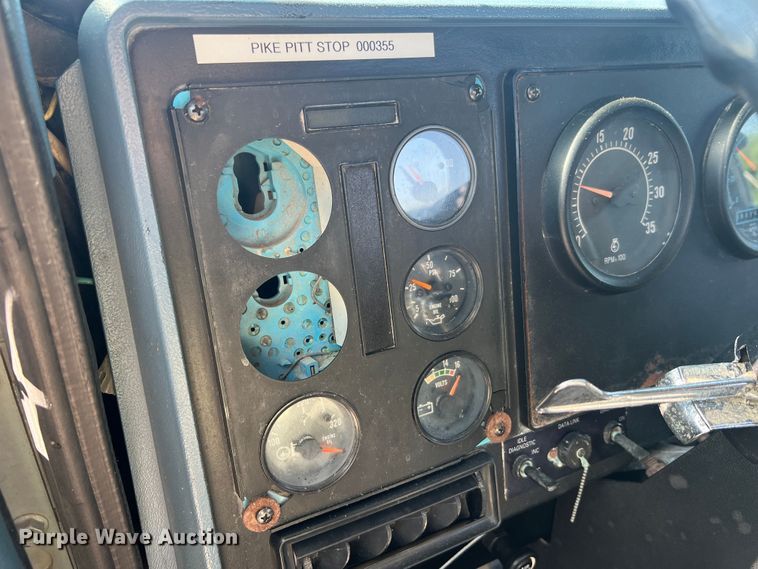 image for item JM9238 1993 International 9400  semi truck