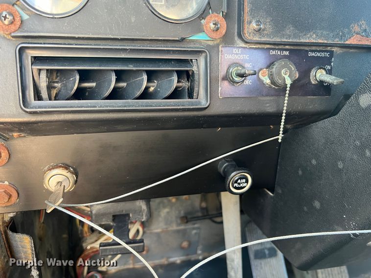 image for item JM9238 1993 International 9400  semi truck