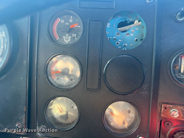 image for item JM9238 1993 International 9400  semi truck