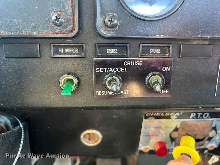 image for item JM9238 1993 International 9400  semi truck