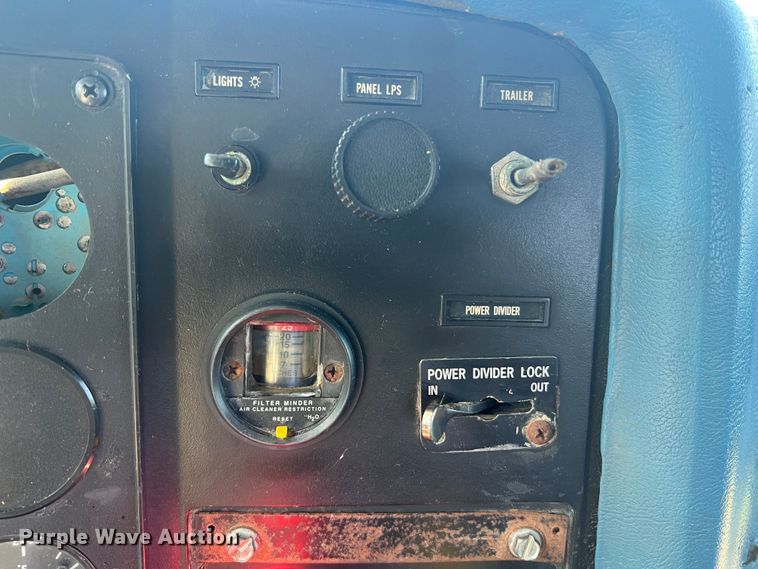 image for item JM9238 1993 International 9400  semi truck