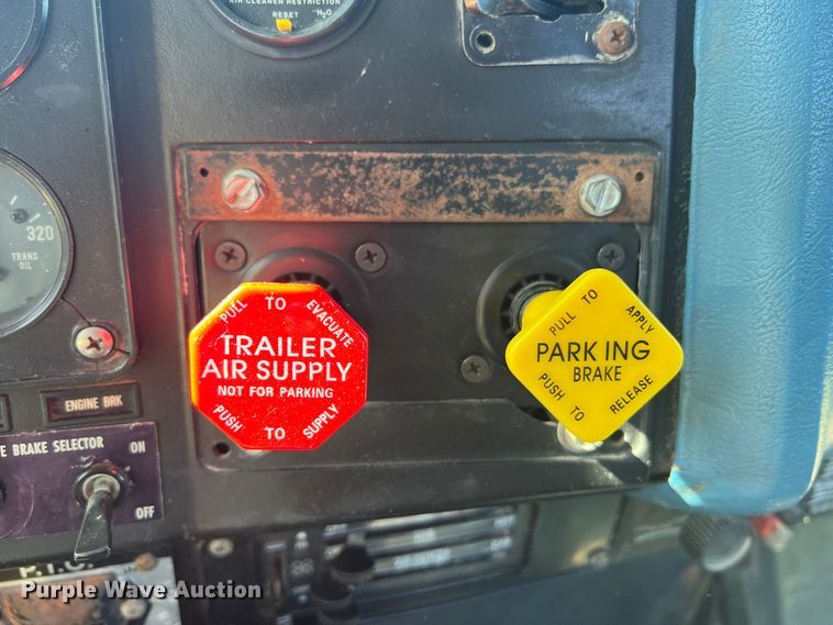 image for item JM9238 1993 International 9400  semi truck