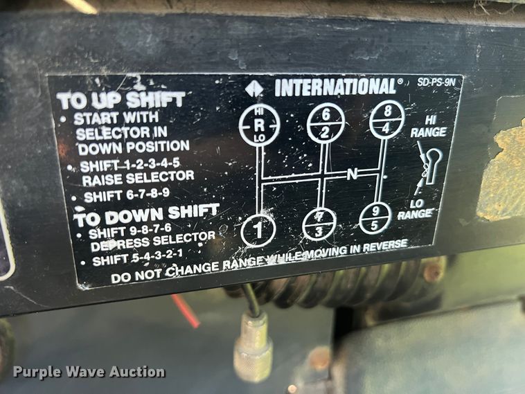 image for item JM9238 1993 International 9400  semi truck