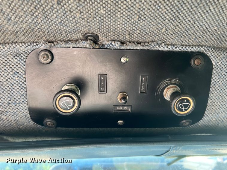 image for item JM9238 1993 International 9400  semi truck