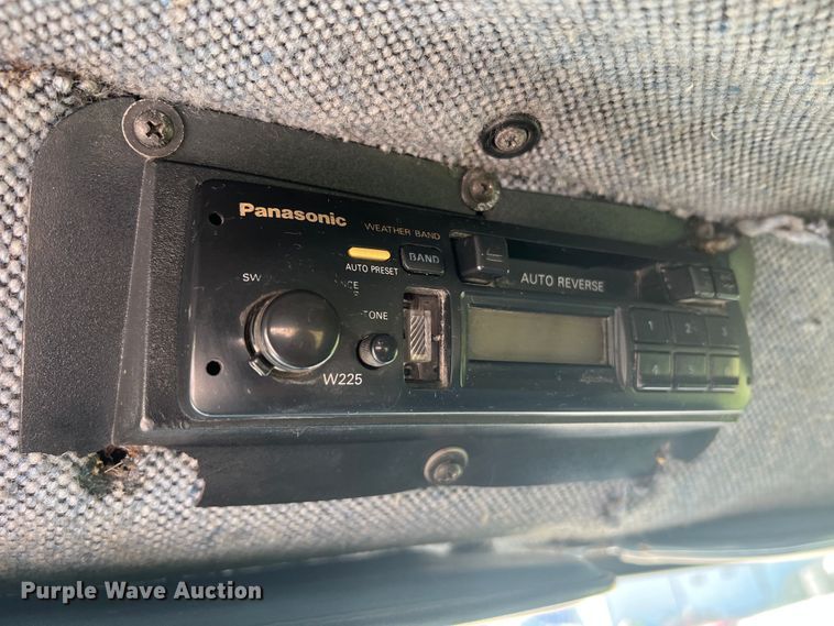 image for item JM9238 1993 International 9400  semi truck