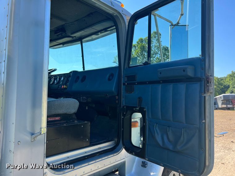 image for item JM9238 1993 International 9400  semi truck