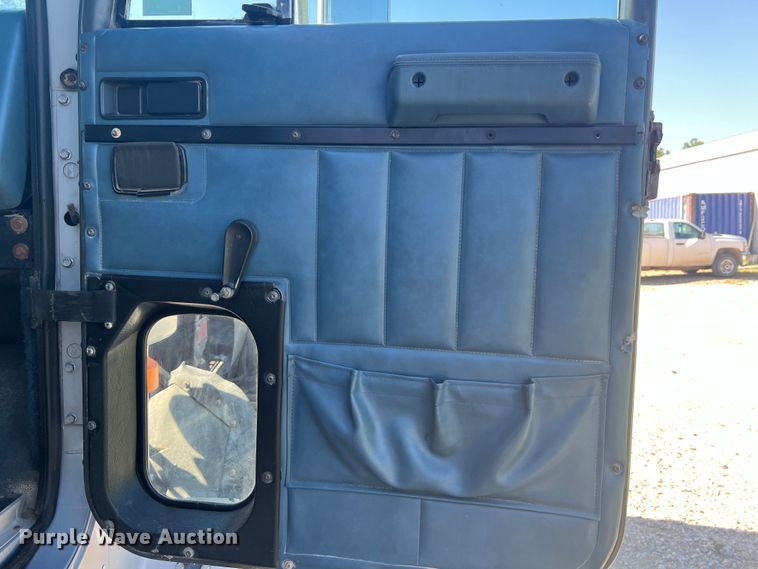 image for item JM9238 1993 International 9400  semi truck