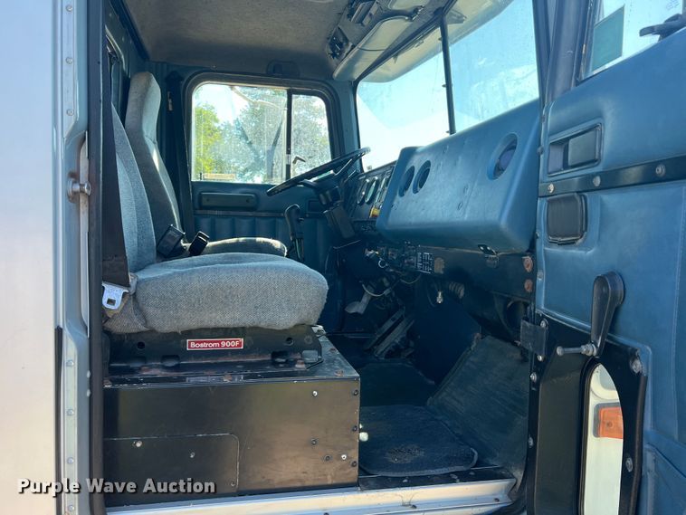 image for item JM9238 1993 International 9400  semi truck