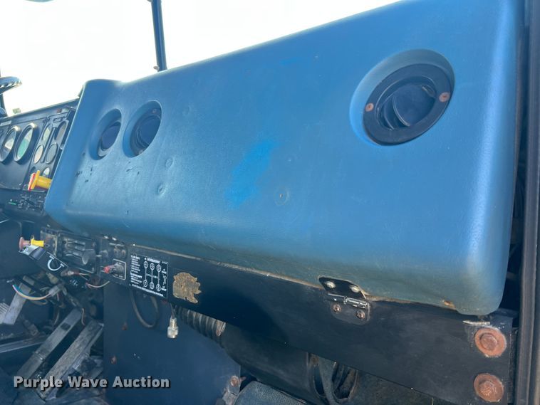 image for item JM9238 1993 International 9400  semi truck