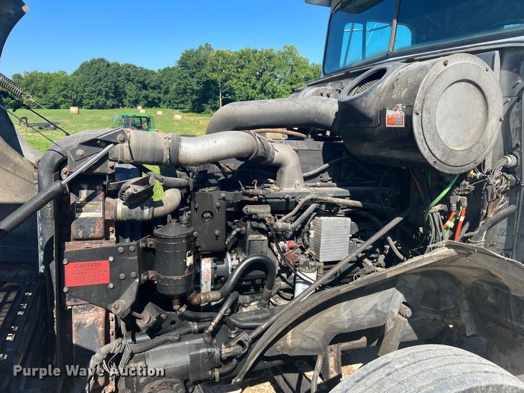 image for item JM9238 1993 International 9400  semi truck