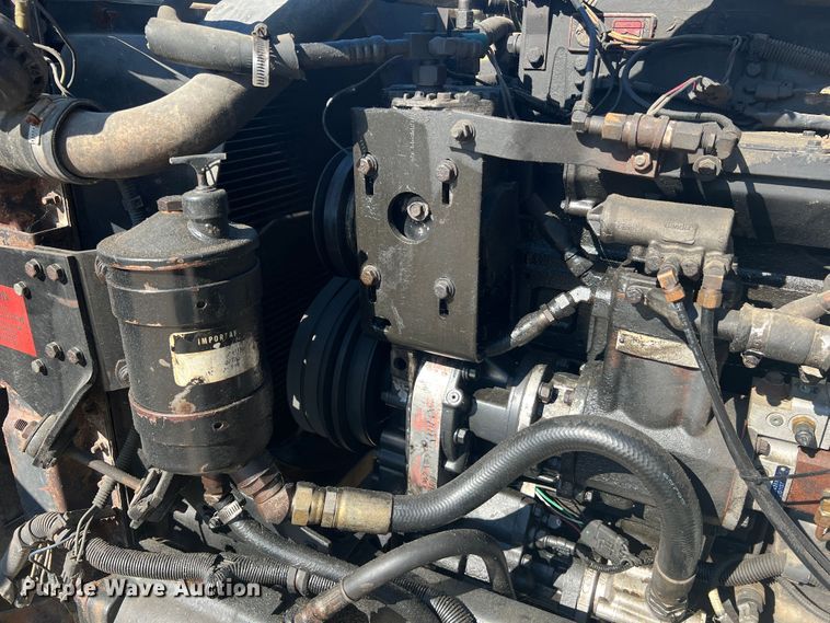 image for item JM9238 1993 International 9400  semi truck