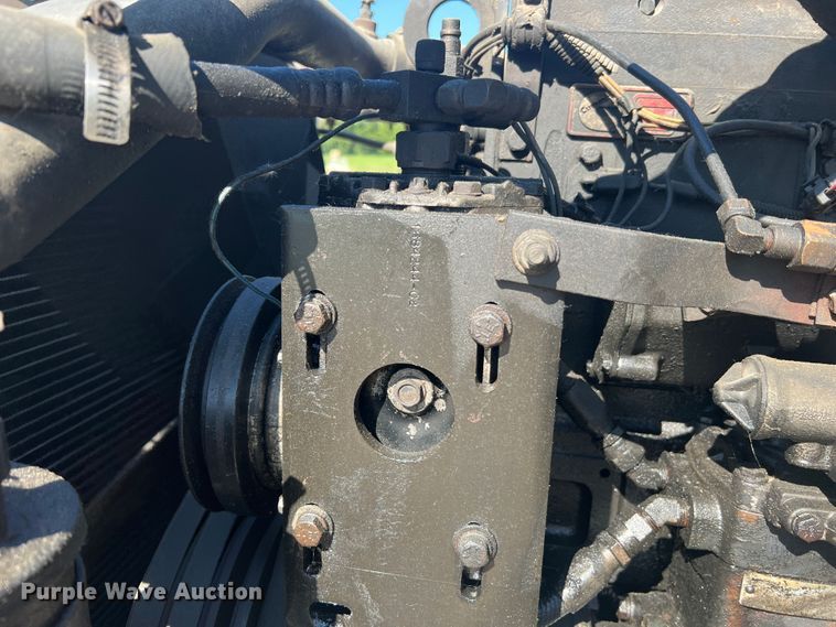 image for item JM9238 1993 International 9400  semi truck