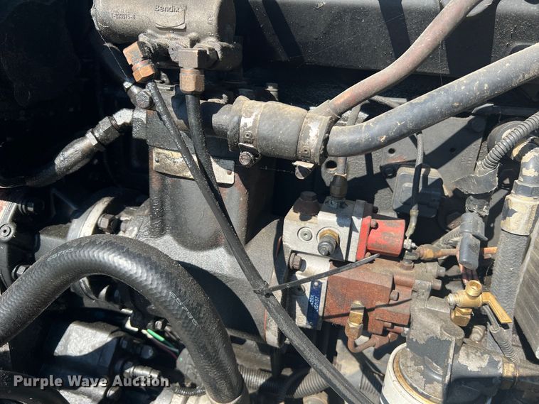 image for item JM9238 1993 International 9400  semi truck