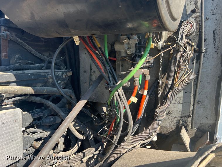 image for item JM9238 1993 International 9400  semi truck