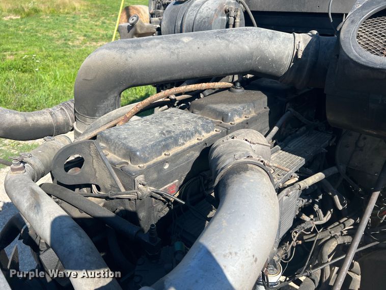 image for item JM9238 1993 International 9400  semi truck