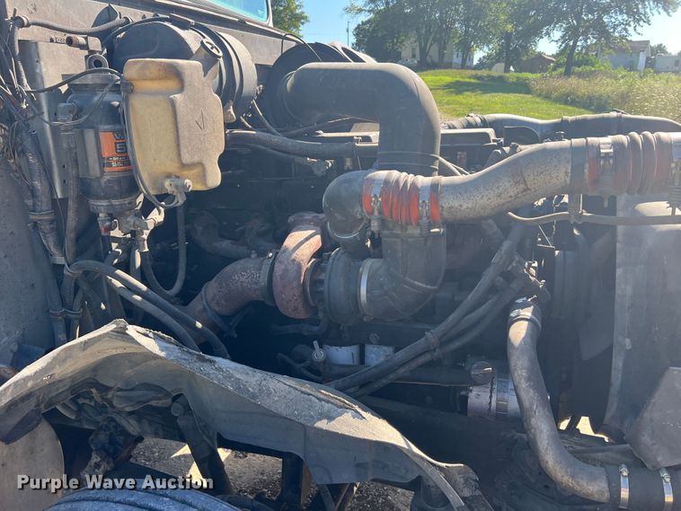 image for item JM9238 1993 International 9400  semi truck