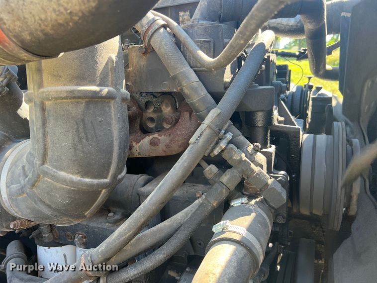 image for item JM9238 1993 International 9400  semi truck