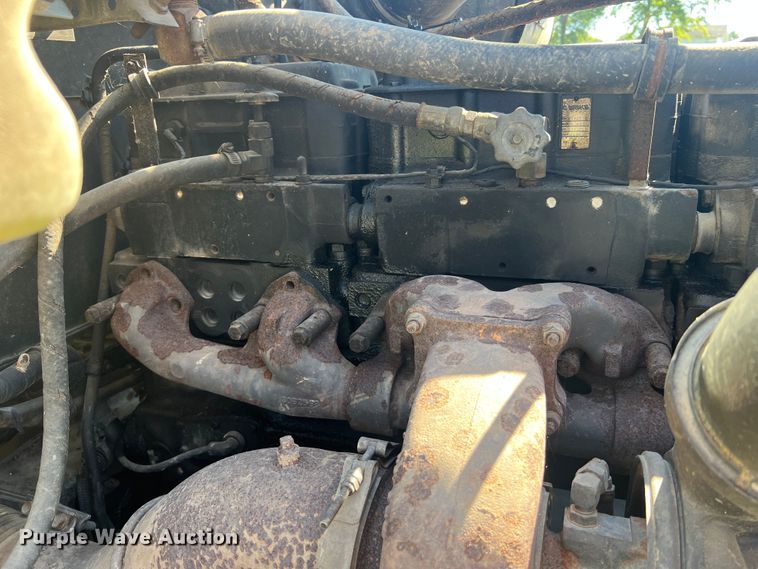 image for item JM9238 1993 International 9400  semi truck