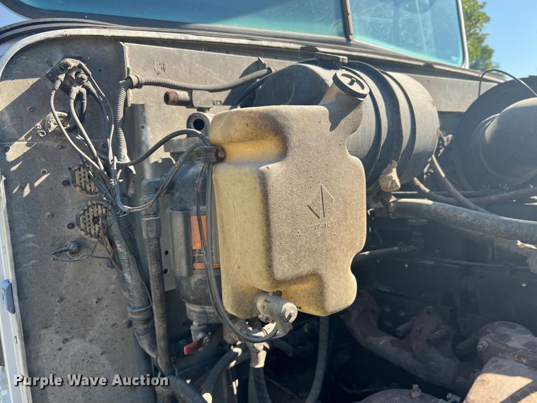 image for item JM9238 1993 International 9400  semi truck