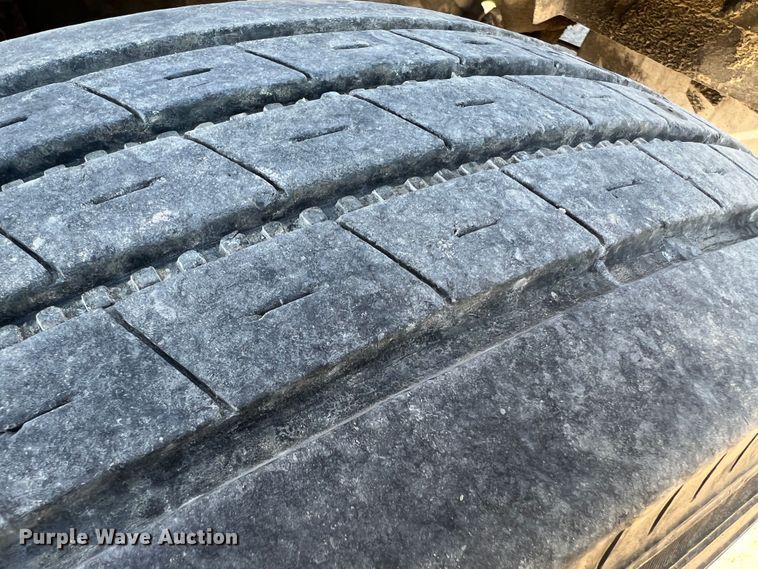 image for item JM9238 1993 International 9400  semi truck