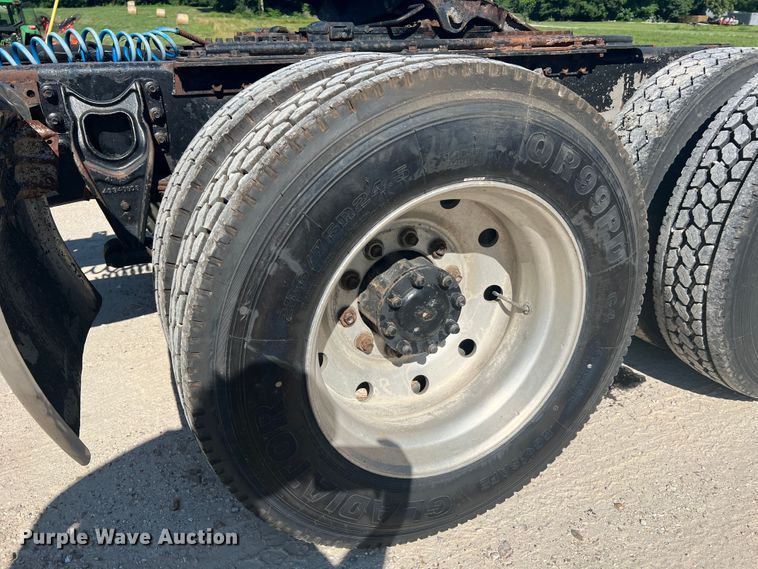 image for item JM9238 1993 International 9400  semi truck