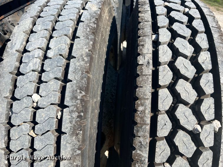 image for item JM9238 1993 International 9400  semi truck