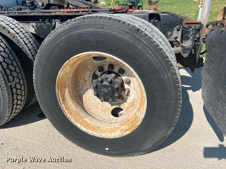 image for item JM9238 1993 International 9400  semi truck