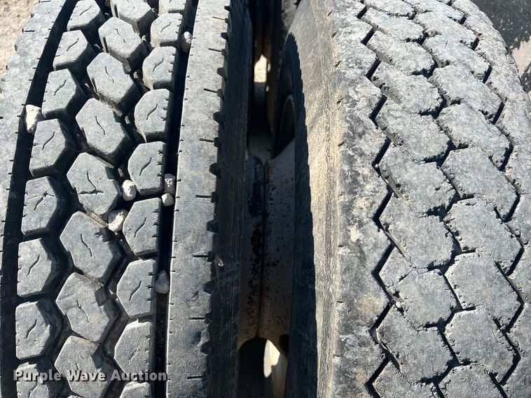 image for item JM9238 1993 International 9400  semi truck