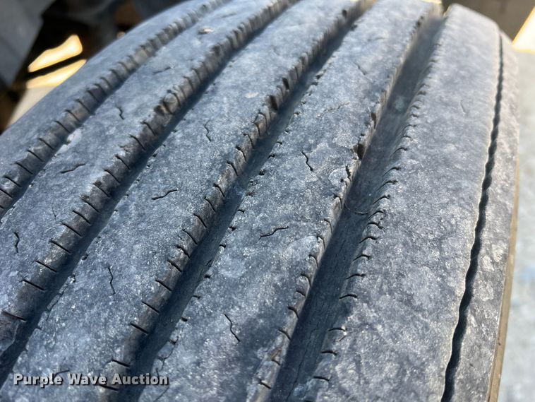 image for item JM9238 1993 International 9400  semi truck