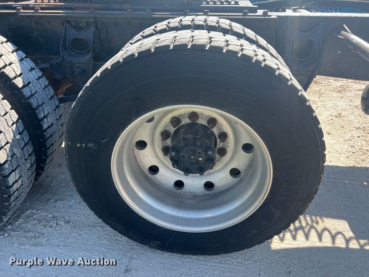 image for item JM9238 1993 International 9400  semi truck