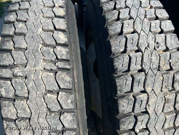 image for item JM9238 1993 International 9400  semi truck