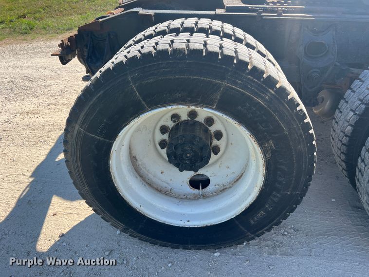 image for item JM9238 1993 International 9400  semi truck