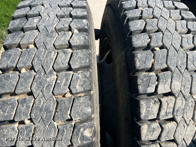 image for item JM9238 1993 International 9400  semi truck