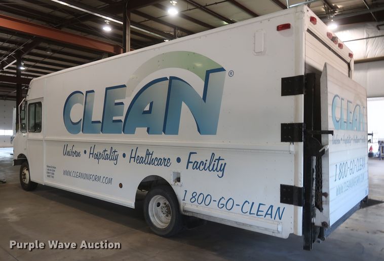 image for item JR9466 2003 Freightliner MT45  delivery truck