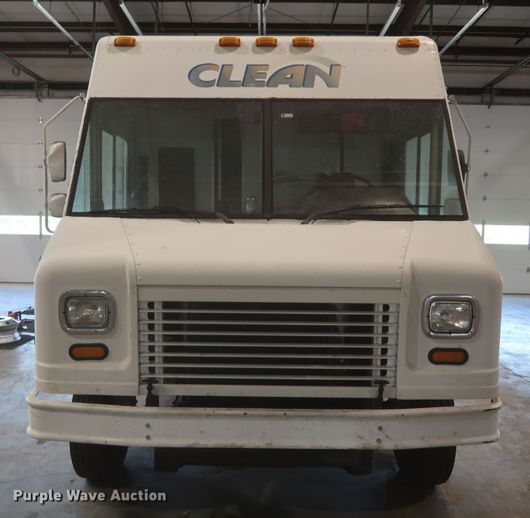 image for item JR9466 2003 Freightliner MT45  delivery truck