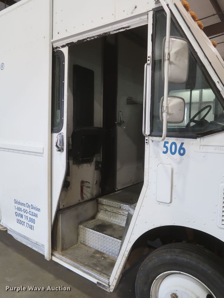 image for item JR9466 2003 Freightliner MT45  delivery truck