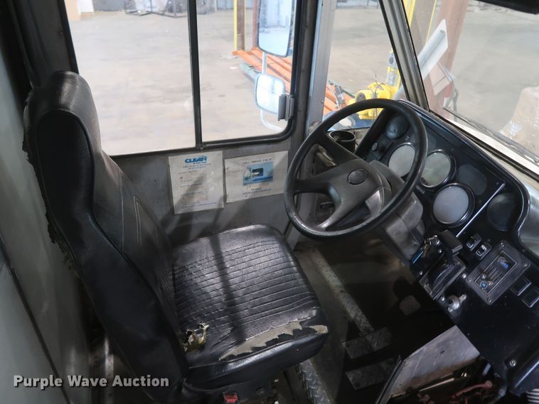 image for item JR9466 2003 Freightliner MT45  delivery truck