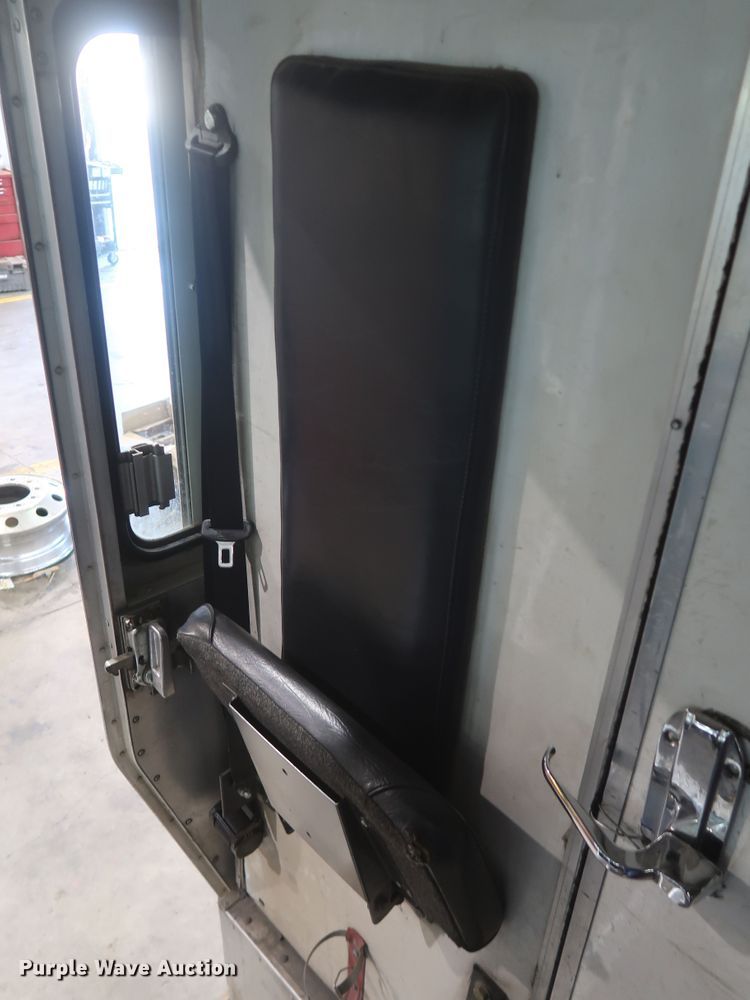 image for item JR9466 2003 Freightliner MT45  delivery truck