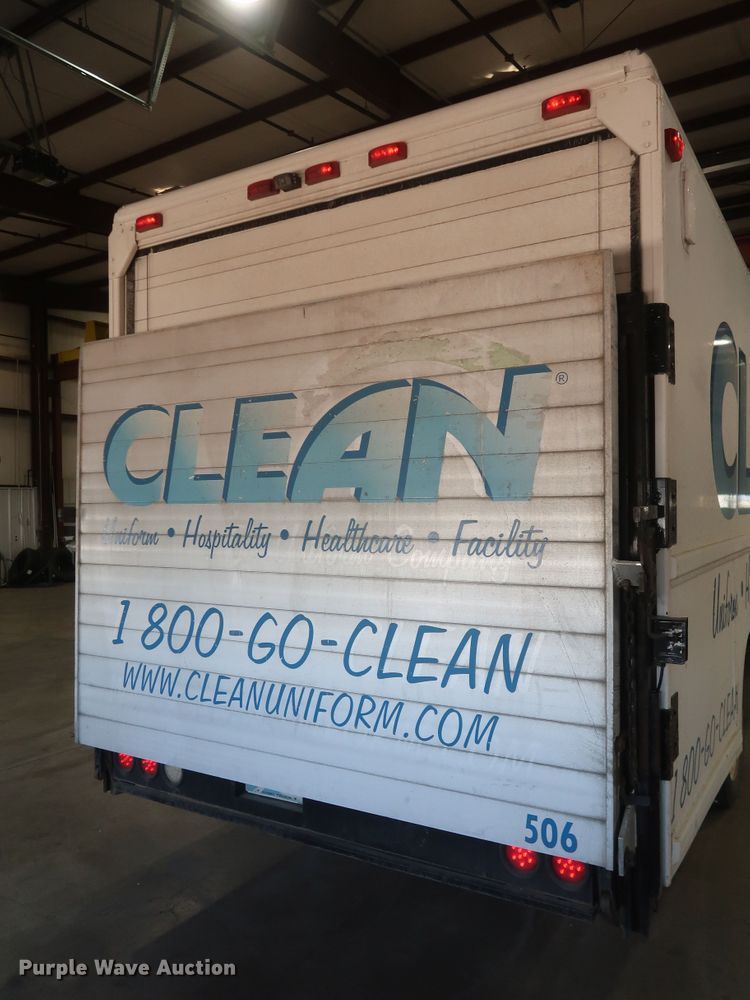 image for item JR9466 2003 Freightliner MT45  delivery truck