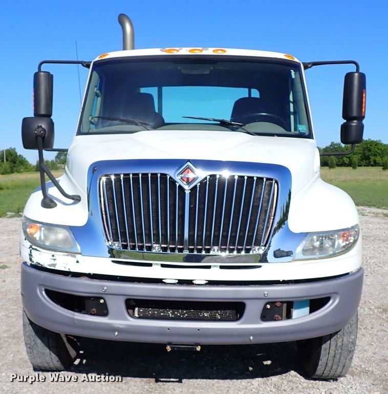 image for item JU9237 2014 International DuraStar 4400  semi truck