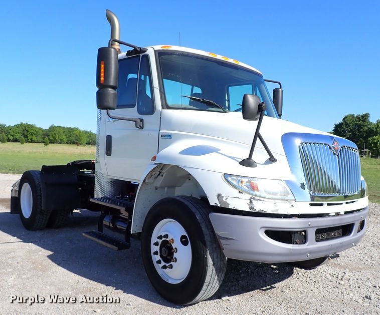 image for item JU9237 2014 International DuraStar 4400  semi truck