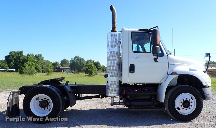 image for item JU9237 2014 International DuraStar 4400  semi truck