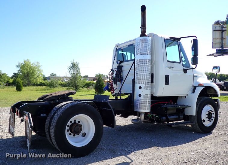 image for item JU9237 2014 International DuraStar 4400  semi truck