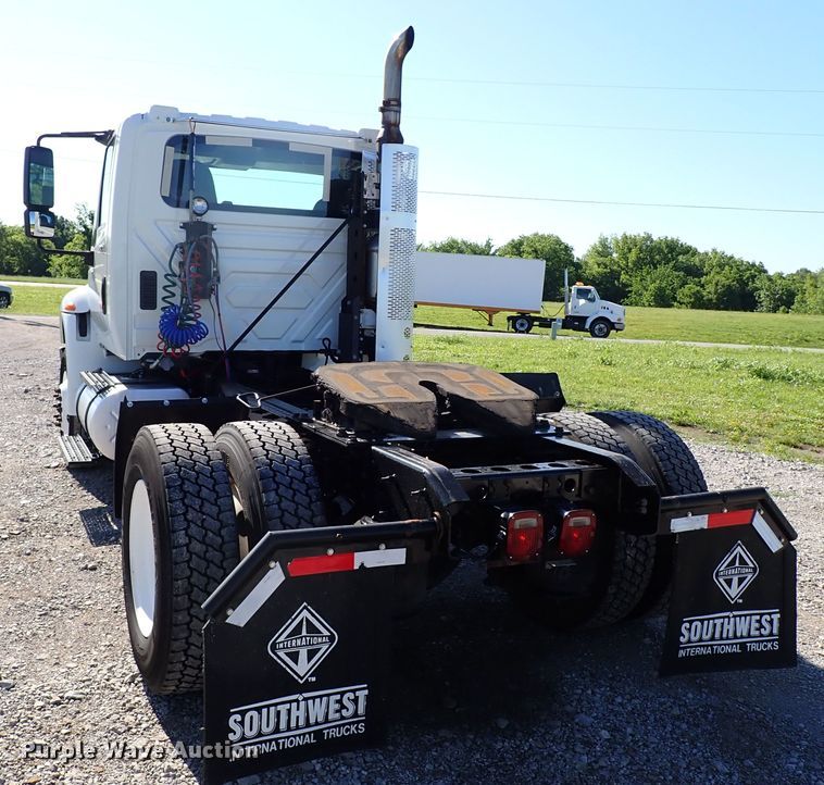 image for item JU9237 2014 International DuraStar 4400  semi truck