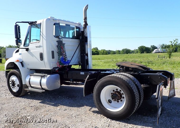 image for item JU9237 2014 International DuraStar 4400  semi truck