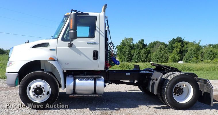image for item JU9237 2014 International DuraStar 4400  semi truck