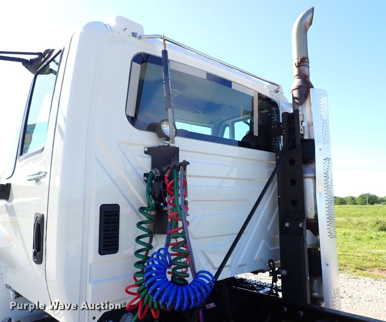 image for item JU9237 2014 International DuraStar 4400  semi truck