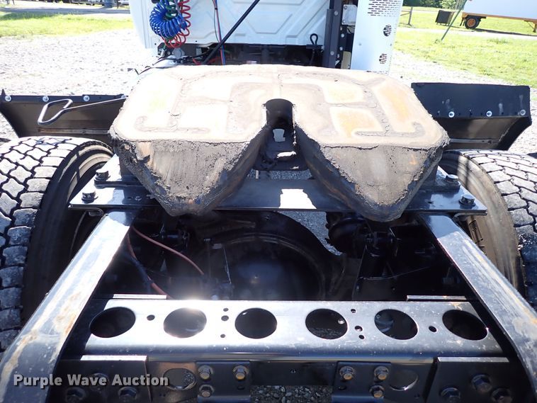 image for item JU9237 2014 International DuraStar 4400  semi truck