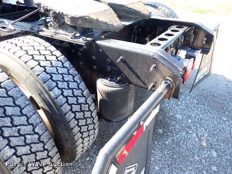 image for item JU9237 2014 International DuraStar 4400  semi truck